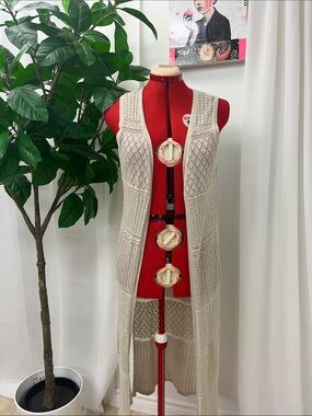 Long sleeveless jacket Dex in cream and gold